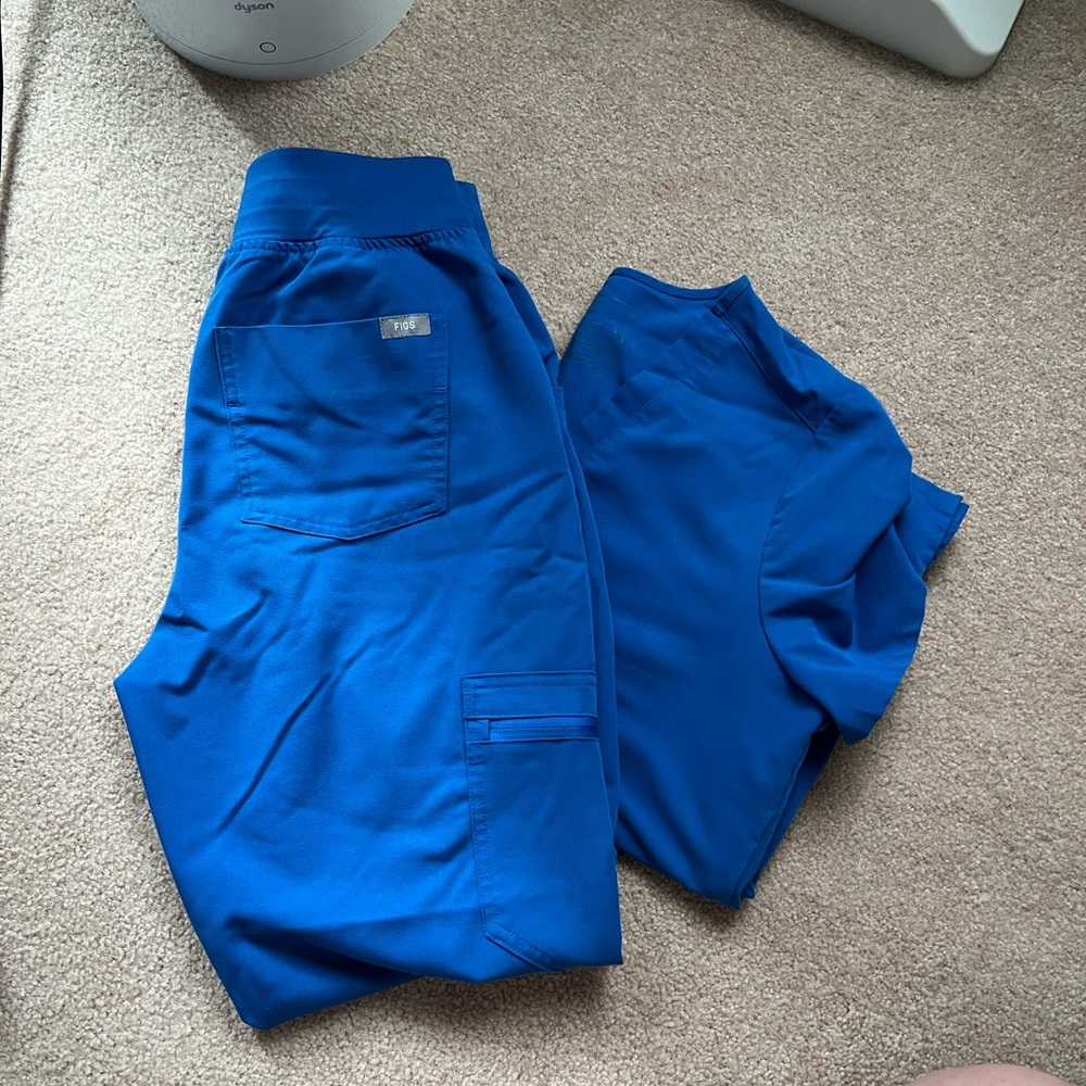 High Waisted Zamora™ Jogger Scrub Pants 2.0 & Casma™ Three-Pocket Scrub Top